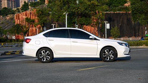 全系獨懸四輪碟剎，東南A5翼舞產品力解析，舞動同級新標桿？